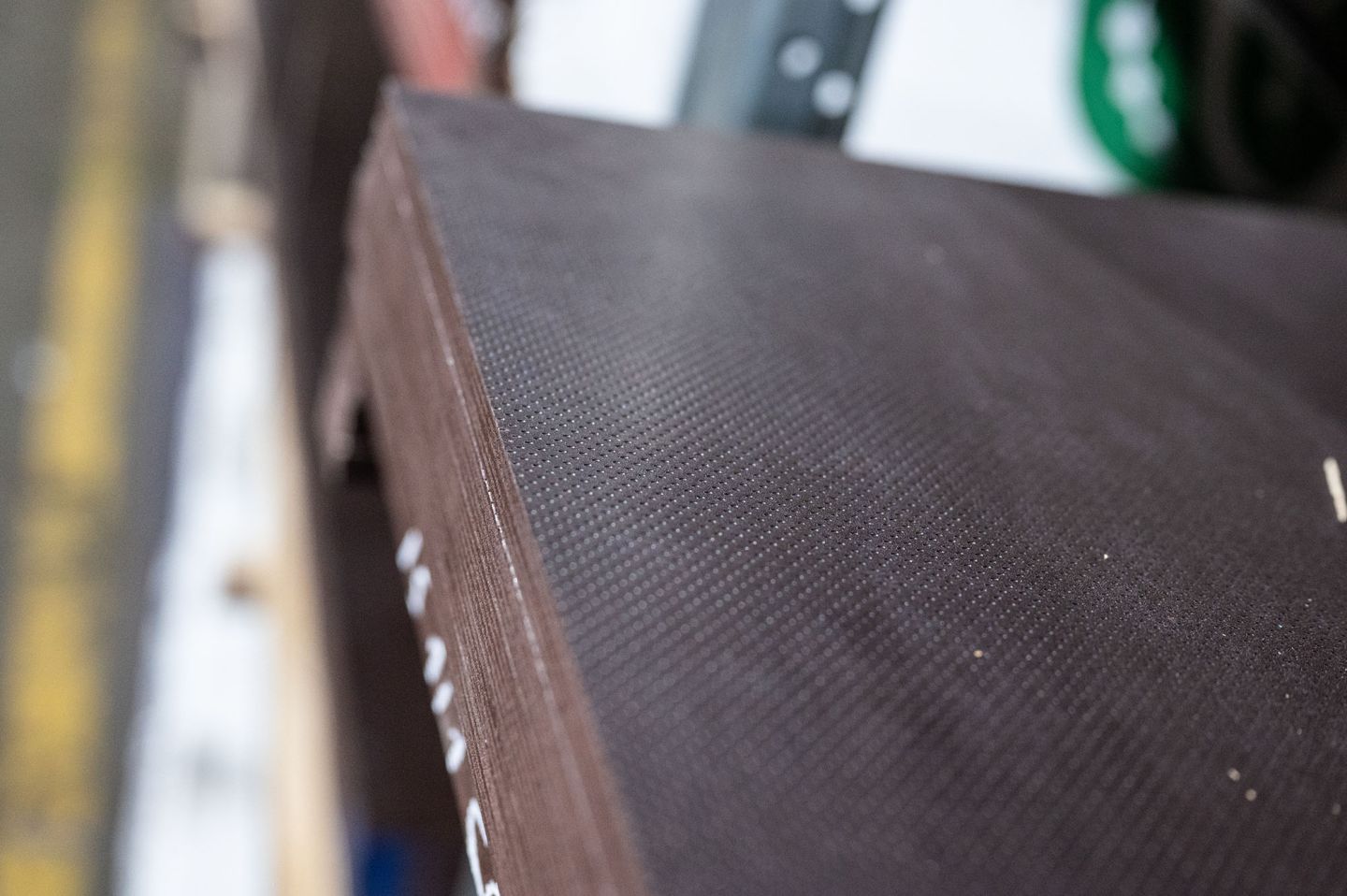 Фанера ФОФ сетчатая 40мм 2500х1250 мм сорт 3/3 березовая